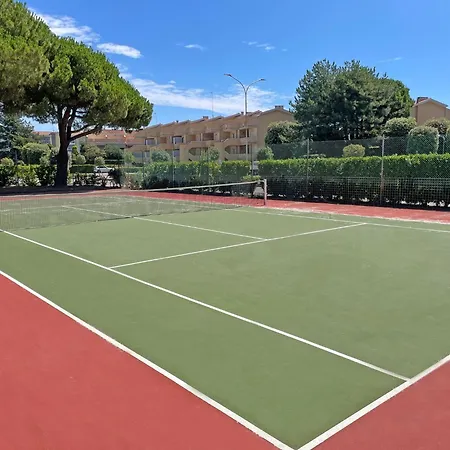 Spacious Flat With Pool Access