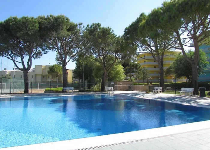 Apartman Spacious Flat With Pool Access