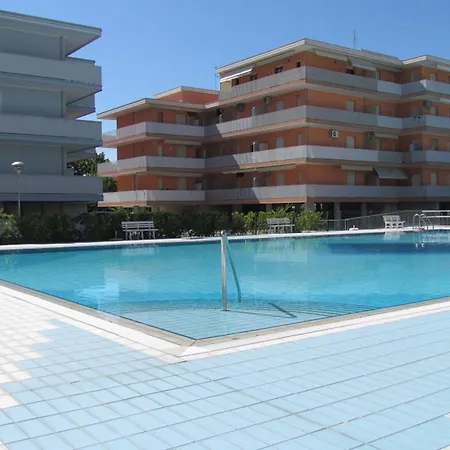 Spacious Flat With Pool Access Μπιμπιόνε