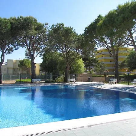 Apartmán Spacious Flat With Pool Access