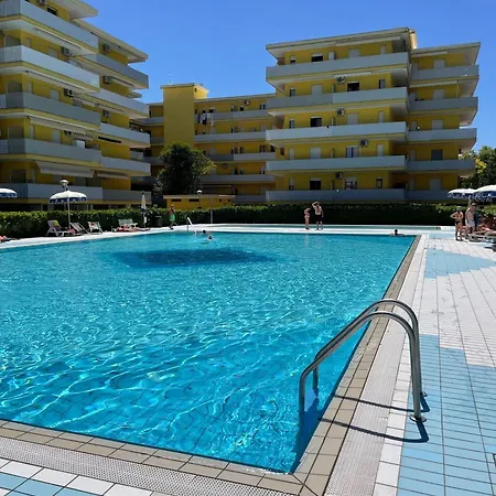 Spacious Flat With Pool Access Apartmán *