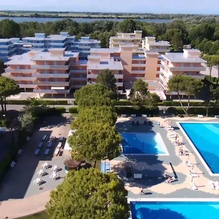 Spacious Flat With Pool Access Apartmán