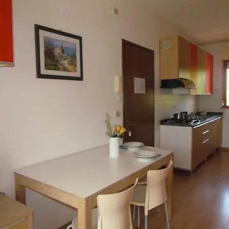 Spacious Flat With Pool Access Apartmán
