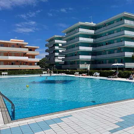 Apartmán Spacious Flat With Pool Access *