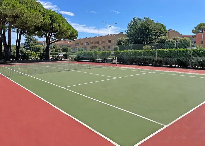 Spacious Flat With Pool Access