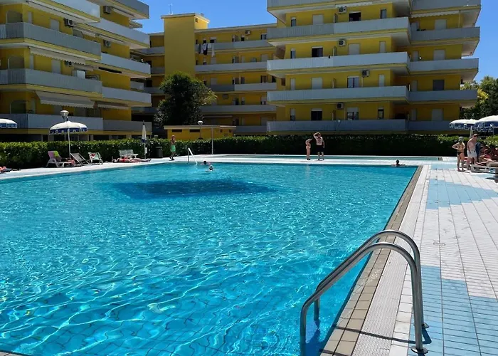Spacious Flat With Pool Access Apartament *